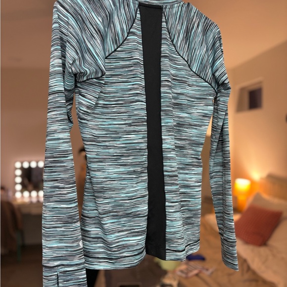 Workout / Golf Top | Small - Picture 2 of 3